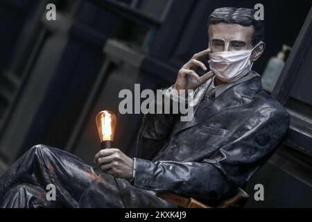 Statua dello scienziato Nikola Tesla con maschera di sicurezza durante il COVID-19 a Sarajevo, Bosnia-Erzegovina il 21. Dicembre, 2020. Foto: Armin Durgut/PIXSELL Foto Stock