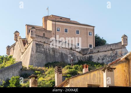 Finalborgo, Italia - 04-07-2021: Il Castello di Finalborgo Foto Stock