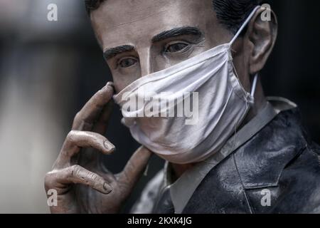 Statua dello scienziato Nikola Tesla con maschera di sicurezza durante il COVID-19 a Sarajevo, Bosnia-Erzegovina il 21. Dicembre, 2020. Foto: Armin Durgut/PIXSELL Foto Stock