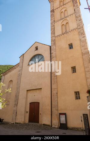 Finalborgo, Italia - 04-07-2021: La chiesa di Finalborgo Foto Stock