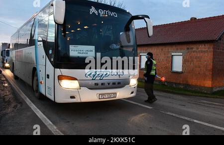 La polizia sui posti di controllo tra la contea di Brod-Posavina e la contea di Pozega-Slavonia controlla il pass di viaggio, a Blice, in Croazia, il 23 dicembre 2020. Da oggi è vietato lasciare la contea in cui la persona ha una residenza permanente o temporanea. Ciò non si applica al personale necessario per la manutenzione del traffico, alla migrazione quotidiana dei dipendenti nei servizi sanitari, alla consegna di farmacia, alle utenze, alla fornitura di gas ed elettricità, ai servizi di sicurezza, ai giornalisti, ai pazienti, ai viaggi da e per il lavoro, ai servizi di emergenza per prevenire la diffusione delle malattie e al personale diplomatico. Il divieto di viaggio entra in per Foto Stock