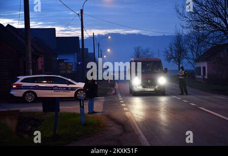 La polizia sui posti di controllo tra la contea di Brod-Posavina e la contea di Pozega-Slavonia controlla il pass di viaggio, a Blice, in Croazia, il 23 dicembre 2020. Da oggi è vietato lasciare la contea in cui la persona ha una residenza permanente o temporanea. Ciò non si applica al personale necessario per la manutenzione del traffico, alla migrazione quotidiana dei dipendenti nei servizi sanitari, alla consegna di farmacia, alle utenze, alla fornitura di gas ed elettricità, ai servizi di sicurezza, ai giornalisti, ai pazienti, ai viaggi da e per il lavoro, ai servizi di emergenza per prevenire la diffusione delle malattie e al personale diplomatico. Il divieto di viaggio entra in per Foto Stock