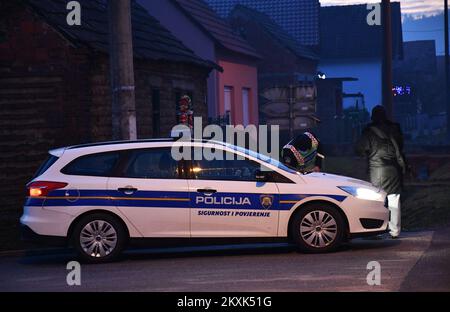 La polizia sui posti di controllo tra la contea di Brod-Posavina e la contea di Pozega-Slavonia controlla il pass di viaggio, a Blice, in Croazia, il 23 dicembre 2020. Da oggi è vietato lasciare la contea in cui la persona ha una residenza permanente o temporanea. Ciò non si applica al personale necessario per la manutenzione del traffico, alla migrazione quotidiana dei dipendenti nei servizi sanitari, alla consegna di farmacia, alle utenze, alla fornitura di gas ed elettricità, ai servizi di sicurezza, ai giornalisti, ai pazienti, ai viaggi da e per il lavoro, ai servizi di emergenza per prevenire la diffusione delle malattie e al personale diplomatico. Il divieto di viaggio entra in per Foto Stock