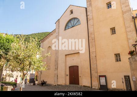 Finalborgo, Italia - 04-07-2021: La chiesa di Finalborgo Foto Stock