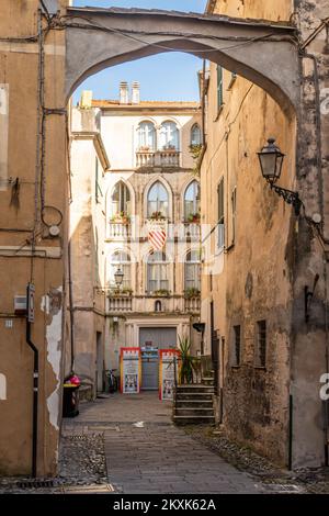 Finalborgo, Italia - 04-07-2021: Strade caratteristiche nel centro storico di Finalborgo Foto Stock