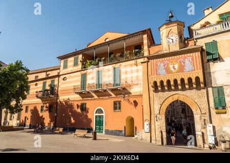 Finalborgo, Italia - 04-07-2021: La piazza principale di Finalborgo Foto Stock