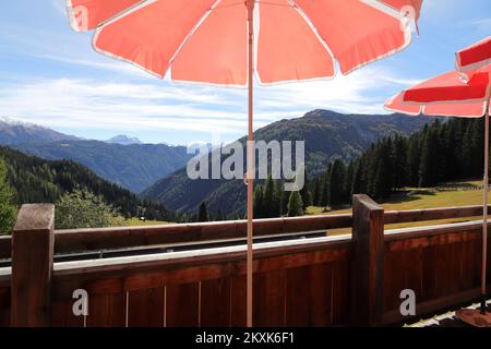 vista sulle montagne dalla terrazza con ombrelloni Foto Stock