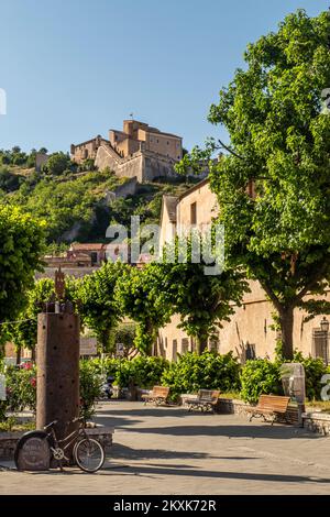 Finalborgo, Italia - 04-07-2021: La piazza principale di Finalborgo Foto Stock