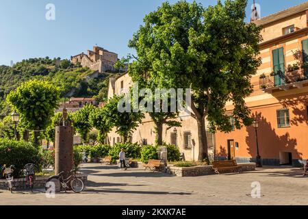 Finalborgo, Italia - 04-07-2021: La piazza principale di Finalborgo Foto Stock