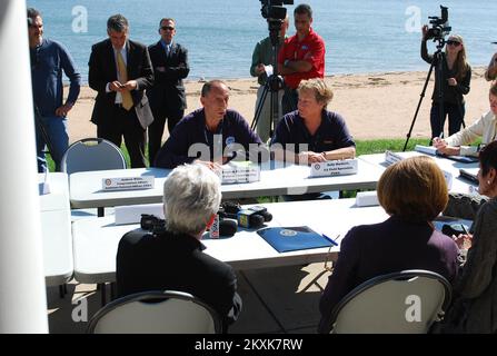 Tempesta costiera alluvione uragano/tempesta tropicale grave tempesta - East Haven, Conn , 16 settembre 2011 FCO Stephen De Blasio spiega il ruolo della FEMA nel recupero dagli effetti della tempesta tropicale Irene a Nancy Pelosi, un rappresentante della California e leader della minoranza della Camera, che è venuto a New Haven per incontrare funzionari statali e locali. L'incontro alla FEMA DRC ha preceduto un tour di Pelosi e di altri della zona più colpita lungo la riva di East Haven. Uragano Irene del Connecticut. Fotografie relative a disastri e programmi, attività e funzionari di gestione delle emergenze Foto Stock