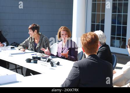 Tempesta costiera alluvione grave tempesta - East Haven, Conn , 16 settembre 2011 il Rep. Nancy Pelosi, leader della minoranza della Camera, ha fatto un tour ad East Haven dopo aver incontrato il Rep. Rosa DeLauro, il cui distretto include New Haven, incontrando persone le cui case sono state distrutte da picchi di tempesta generati dalla tempesta tropicale Irene. Tra i funzionari con cui ha incontrato vi sono Stephen De Blasio, FCO e funzionari locali e statali. Uragano Irene del North Carolina. Fotografie relative a disastri e programmi, attività e funzionari di gestione delle emergenze Foto Stock