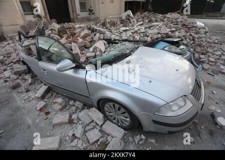 Un forte terremoto nella Croazia centrale ha causato almeno cinque morti, molti feriti e danni considerevoli agli edifici. Il Centro Seismologico Mediterraneo europeo ha detto un terremoto di magnitudo 6,2 colpito 46 chilometri a sud-est di Zagabria vicino alla città di Petrinja. Dopo il terremoto a Sisak, Croazia, il 29 dicembre 2020. Foto: Marin Tironi/PIXSELL Foto Stock