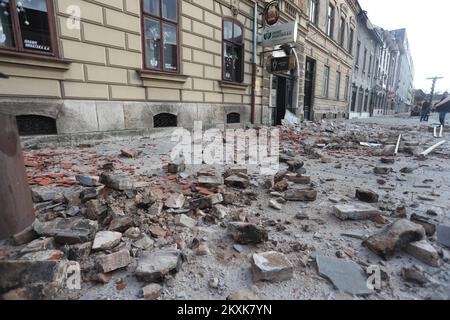 Un forte terremoto nella Croazia centrale ha causato almeno cinque morti, molti feriti e danni considerevoli agli edifici. Il Centro Seismologico Mediterraneo europeo ha detto un terremoto di magnitudo 6,2 colpito 46 chilometri a sud-est di Zagabria vicino alla città di Petrinja. Dopo il terremoto a Sisak, Croazia, il 29 dicembre 2020. Foto: Marin Tironi/PIXSELL Foto Stock