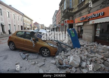 Un forte terremoto nella Croazia centrale ha causato almeno cinque morti, molti feriti e danni considerevoli agli edifici. Il Centro Seismologico Mediterraneo europeo ha detto un terremoto di magnitudo 6,2 colpito 46 chilometri a sud-est di Zagabria vicino alla città di Petrinja. Dopo il terremoto a Sisak, Croazia, il 29 dicembre 2020. Foto: Marin Tironi/PIXSELL Foto Stock