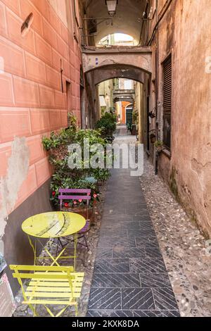 Finalborgo, Italia - 04-07-2021: Strade caratteristiche nel centro storico di Finalborgo Foto Stock