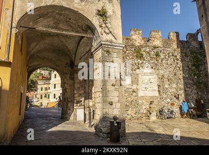 Finalborgo, Italia - 04-07-2021: Antichi edifici nel centro storico di Finalborgo Foto Stock