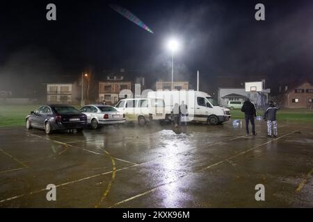 I lavoratori sollevano una tenda per le persone le cui case sono state distrutte nel terremoto. Diverse famiglie trascorrono la notte in auto e furgoni sul campo da pallacanestro. Molte persone hanno perso le loro case, e molti non possono entrarle a causa di danni. Un forte terremoto ha colpito la Croazia ieri, l'epicentro del terremoto di magnitudo 6,2 è stato a 3 chilometri da Petrinja, a Glina, Croazia, il 30 dicembre 2020. Foto: Davor Puklavec/PIXSELL Foto Stock