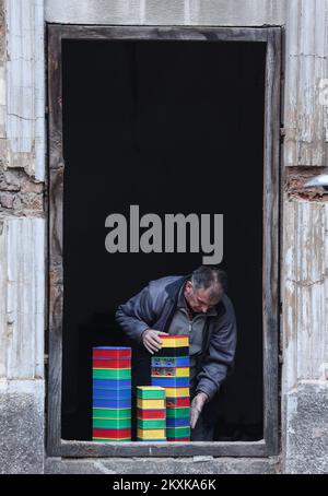 Le immagini mostrano Zeljko Vrzan e i suoi figli che salvano le cose dal laboratorio. L'auto di Zeljko fu sepolta nel cortile e dovette attraversare un muro per arrivare alle cose, mettendo in pericolo la sua vita. Negli ultimi giorni la Croazia è stata colpita da numerosi terremoti, che hanno causato danni enormi, soprattutto nella zona di Petrinja, Sisak e Glina. A Petrinja, Croazia, il 01 gennaio 2021. Foto: Marko Prpic/PIXSELL Foto Stock