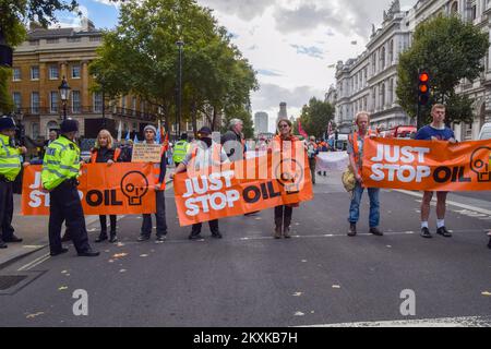 Londra, Regno Unito. 7th ottobre 2022. Basta fermare gli attivisti del petrolio che marciano attraverso Westminster, mentre il gruppo di azione sul clima continua le sue proteste quotidiane chiedendo al governo britannico di smettere di rilasciare nuove licenze per il petrolio e il gas. Foto Stock