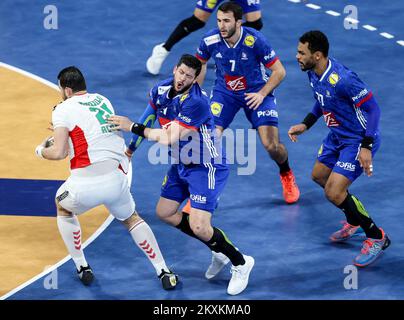 CAIRO, EGITTO - 20 GENNAIO: Sofiane Bendjilali di Algeria e Nicolas Tournat di Francia durante il Campionato del mondo IHF 27th Group III match tra Francia e Algeria al Dr. Hassan Moustafa Indoor Sports Complex, 6th ottobre il 20 gennaio 2021 al Cairo, Egitto. Foto: Slavko Midzor/PIXSELL Foto Stock