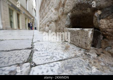 La foto scattata il 22 gennaio 2021 mostra il foro di irrigazione, ciotola di pietra nella parete della facciata in via Sibenik città vecchia, con segno latino AMOR D CANI. Buco è fatto per fornire acqua potabile per cani (e gatti) ed è regolarmente riempito di acqua. Ciotola di pietra sono stati creati nel 16th ° secolo Foto: Dusko Jaramaz/PIXSELL Foto Stock