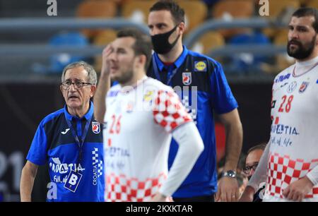 CAIRO, EGITTO - 25 GENNAIO: Allenatore di testa della Croazia Lino Cervar durante il Campionato del mondo IHF di II categoria 27th tra Danimarca e Croazia al Cairo Stadium Sports Hall del Cairo, Egitto, il 25 gennaio 2021. Foto: Slavko Midzor/PIXSELL Foto Stock