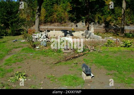 Allagamento uragano/tempesta tropicale grave Storm - Esperance, N. Y. , 26 settembre 2011 i residenti lungo Priddle Road subiscono una perdita totale di struttura a causa delle pesanti alluvioni causate dall'uragano Irene e dalla tempesta tropicale Lee. Il processo di ripristino di emergenza FEMA offre l'opportunità di ricostruire in modo più efficace impegnandosi in una pianificazione comunitaria a lungo termine per i proprietari di case. Adam DuBrowa/FEMA. Uragano Irene di New York. Fotografie relative a disastri e programmi, attività e funzionari di gestione delle emergenze Foto Stock