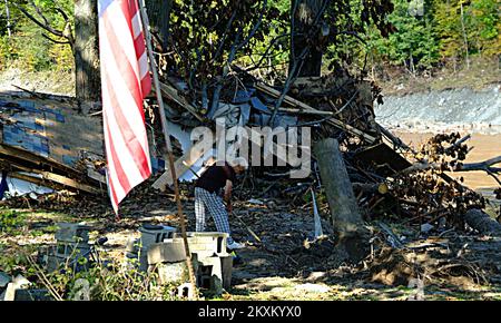 Allagamento uragano/tempesta tropicale grave Storm - Esperance, N. Y. , 26 settembre, il proprietario di 2011 82 anni Bonnie Fuotrell rastrelli detriti a sinistra dopo una grave alluvione causata dall'uragano Irene, e Tropical Storm Lee distrusse la sua casa. Il processo di disaster recovery offre l'opportunità di ricostruire in modo più efficace coinvolgendo una pianificazione efficace a lungo termine della comunità. Adam DuBrowa/FEMA. Uragano Irene di New York. Fotografie relative a disastri e programmi, attività e funzionari di gestione delle emergenze Foto Stock