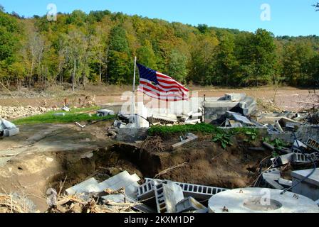 Inondazioni uragano/tempesta tropicale grave tempesta - Esperance, N. Y. , 26 settembre 2011 Esperance, NY- i residenti lungo Priddle Road soffrono di una perdita totale di struttura a causa di pesanti inondazioni causate dall'uragano Irene e dalla tempesta tropicale Lee. La FEMA sta fornendo unità abitative temporanee a coloro che sono sfollati dalle tempeste. Adam DuBrowa/FEMA. Uragano Irene di New York. Fotografie relative a disastri e programmi, attività e funzionari di gestione delle emergenze Foto Stock