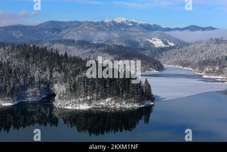 Una foto scattata il 1 febbraio 2021 mostra il paesaggio invernale del lago Lokve a Gorski kotar, Croazia. Foto: Kristina Stedul Fabac/PIXSELL Foto Stock