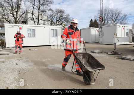 È iniziata la costruzione del containers per le persone che hanno perso le loro case nel terremoto della Fiera di Petrinja. Si prevede di installare le prime 14 case su un totale di 81 unità abitative e altre 15 più grandi comuni (ambulanza, biblioteca, cucina ...) alla fine della giornata. I primi abitanti dell'insediamento sono attesi il 13th febbraio. E dopo di che la parte di affari dell'insediamento è stata costruita a Petrinja, Croazia, il 03. Febbraio, 2021. Foto: Emica Elvedji/PIXSELL Foto Stock