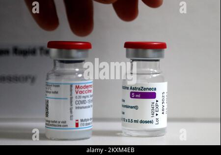Un flaconcino del vaccino moderna COVID-19 e Oxford-AstraZeneca COVID-19 è illustrato nella casa di riposo a Sibenik, Croazia, il 09 febbraio 2021. Foto: Dusko Jaramaz/PIXSELL Foto Stock