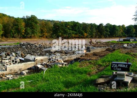 Allagamento uragano/tempesta tropicale grave Storm - Esperance, N. Y. , 27 settembre 2011 i residenti lungo Priddle Road subiscono la perdita totale di strutture a causa di pesanti allagamenti causati dall'uragano Irene e dalla tempesta tropicale Lee. Il processo di ripristino di emergenza FEMA offre l'opportunità di ricostruire più forte impegnandosi in una pianificazione efficace a lungo termine della comunità per i proprietari di case attraverso il programma di sussidi per la riduzione dei rischi. Adam DuBrowa/FEMA. Uragano Irene di New York. Fotografie relative a disastri e programmi, attività e funzionari di gestione delle emergenze Foto Stock