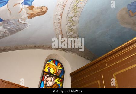 La foto scattata il 12 febbraio 2021 mostra la chiesa danneggiata della Santissima Trinità a Karlovac, Croazia. A causa dei danni causati dal terremoto, la Chiesa della Santissima Trinità è temporaneamente chiusa e non può essere celebrata alcuna messa. Fino a quando il danno non viene riparato, le messe si tengono nella sala da pranzo del monastero francescano. Foto: Kristina Stedul Fabac/PIXSELL Foto Stock