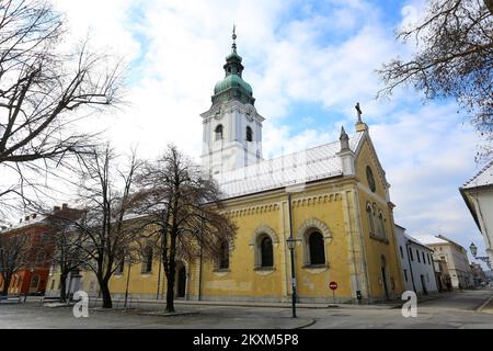 Foto scattata il 12 febbraio 2021 mostra la chiesa della Santissima Trinità a Karlovac, Croazia. A causa dei danni causati dal terremoto, la Chiesa della Santissima Trinità è temporaneamente chiusa e non può essere celebrata alcuna messa. Fino a quando il danno non viene riparato, le messe si tengono nella sala da pranzo del monastero francescano. Foto: Kristina Stedul Fabac/PIXSELL Foto Stock