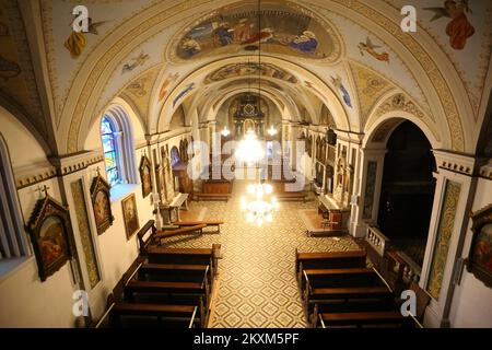 La foto scattata il 12 febbraio 2021 mostra la chiesa danneggiata della Santissima Trinità a Karlovac, Croazia. A causa dei danni causati dal terremoto, la Chiesa della Santissima Trinità è temporaneamente chiusa e non può essere celebrata alcuna messa. Fino a quando il danno non viene riparato, le messe si tengono nella sala da pranzo del monastero francescano. Foto: Kristina Stedul Fabac/PIXSELL Foto Stock