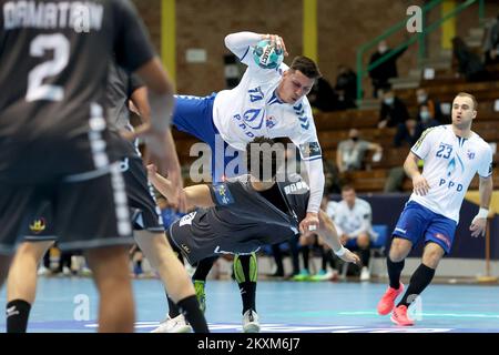 ZAGABRIA, CROAZIA - 14 FEBBRAIO: Theo Monar di HBC Nantes e Nemanja Obradovic di HC PPD Zagreb durante l'incontro di gruppo B della EHF Champions League tra HC PPD Zagreb e HBC Nantes alla Sutinska Vrela Sports Hall il 14 febbraio 2021 a Zagabria, Croazia. Foto: Marko Prpic/PIXSELL Foto Stock