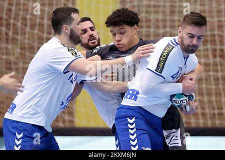 ZAGABRIA, CROAZIA - 14 FEBBRAIO: Theo Monar di HBC Nantes amd Matej Hrstic di HC PPD Zagreb durante la partita di gruppo B della EHF Champions League tra HC PPD Zagreb e HBC Nantes alla Sutinska Vrela Sports Hall il 14 febbraio 2021 a Zagabria, Croazia. Foto: Marko Prpic/PIXSELL Foto Stock