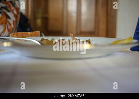 dopo il pranzo, nel piatto sono rimaste alcune carni Foto Stock