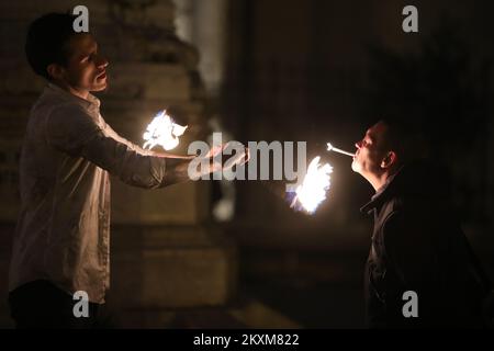 L'intrattenitore, illusionista e mago Borna Vajdic si è esibito con palle da fuoco in piazza Petar Preradovic, a Zagabria, Croazia, il 18 2021 febbraio. L'uomo gli chiese se ha il fuoco per accendere una sigaretta e poi Borna molto abilmente palle da fuoco rotanti è riuscito ad accendere una sigaretta senza ferire l'uomo. Foto: Sanjin Strukic/PIXSELL Foto Stock