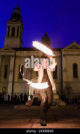 L'intrattenitore, illusionista e mago Borna Vajdic si è esibito con palle da fuoco in piazza Petar Preradovic, a Zagabria, Croazia, il 18 2021 febbraio. L'uomo gli chiese se ha il fuoco per accendere una sigaretta e poi Borna molto abilmente palle da fuoco rotanti è riuscito ad accendere una sigaretta senza ferire l'uomo. Foto: Sanjin Strukic/PIXSELL Foto Stock