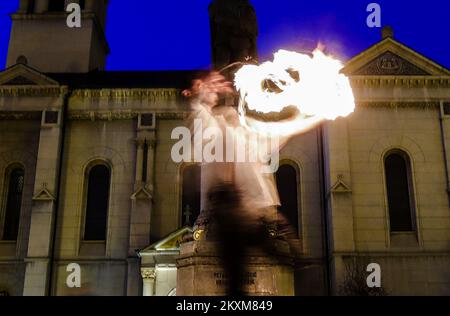 L'intrattenitore, illusionista e mago Borna Vajdic si è esibito con palle da fuoco in piazza Petar Preradovic, a Zagabria, Croazia, il 18 2021 febbraio. L'uomo gli chiese se ha il fuoco per accendere una sigaretta e poi Borna molto abilmente palle da fuoco rotanti è riuscito ad accendere una sigaretta senza ferire l'uomo. Foto: Sanjin Strukic/PIXSELL Foto Stock