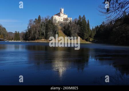 Il castello di Trakoscan, il castello più attraente e visitato della Croazia, è stato costruito nel 13th ° secolo nel sistema di fortificazioni del principato di Zagorje. Dopo la disintegrazione del principato di Zagorje, il castello appartenne alla famiglia Drakovic, ed oggi è di proprietà della Repubblica di Croazia. A Trakoscan, Croazia su 18. Febbraio, 2021. Foto: Luka Stanzl/PIXSELL Foto Stock