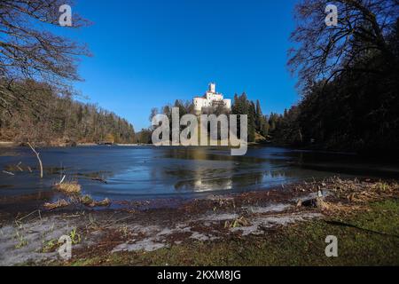 Il castello di Trakoscan, il castello più attraente e visitato della Croazia, è stato costruito nel 13th ° secolo nel sistema di fortificazioni del principato di Zagorje. Dopo la disintegrazione del principato di Zagorje, il castello appartenne alla famiglia Drakovic, ed oggi è di proprietà della Repubblica di Croazia. A Trakoscan, Croazia su 18. Febbraio, 2021. Foto: Luka Stanzl/PIXSELL Foto Stock