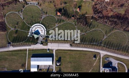 Una vista aerea del Centro commemorativo del genocidio di Srebrenica-Potocari in Bosnia-Erzegovina, il 22 febbraio 2021. Foto: Armin Durgut/PIXSELL Foto Stock