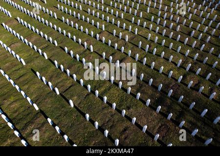 Una vista aerea del Centro commemorativo del genocidio di Srebrenica-Potocari in Bosnia-Erzegovina, il 22 febbraio 2021. Foto: Armin Durgut/PIXSELL Foto Stock