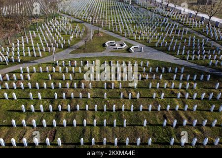 Una vista aerea del Centro commemorativo del genocidio di Srebrenica-Potocari in Bosnia-Erzegovina, il 22 febbraio 2021. Foto: Armin Durgut/PIXSELL Foto Stock