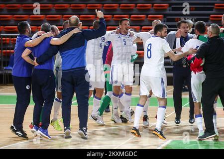 I giocatori bosniaci festeggiano dopo la vittoria della Bosnia contro la Romania nella partita di qualificazione UEFA Futsal EURO 2022 tra Bosnia-Erzegovina e Romania all'Arena di Husein Smajlovic il 10 marzo 2021 a Zenica, Bosnia-Erzegovina. Foto: Armin Durgut/PIXSELL Foto Stock