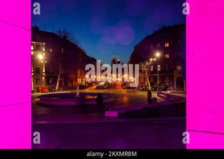 L'Associazione Croata di Artist Building è illuminata di viola per celebrare la Giornata internazionale del Viola â€“ sostenendo l'epilessia nel mondo a Zagabria, Croazia il 26 marzo 2021. Foto: Davor Puklavec/PIXSELL Foto Stock