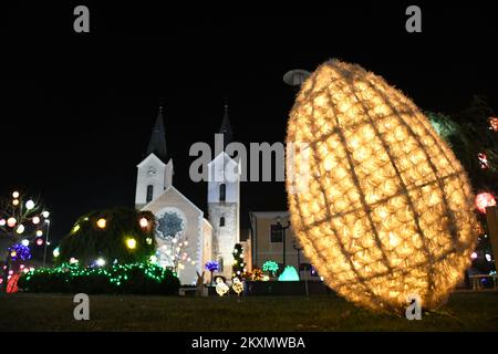 Le decorazioni pasquali sono raffigurate di fronte alla Chiesa di san. Maria Maddalena a Cazma, Croazia, il 30. Marzo 2021. A causa della chiusura della famiglia Salaj storia di Pasqua a causa del coronavirus, la famiglia Salaj donò le loro decorazioni alla città di Cazma. Foto: Damir Spehar/PIXSELL Foto Stock